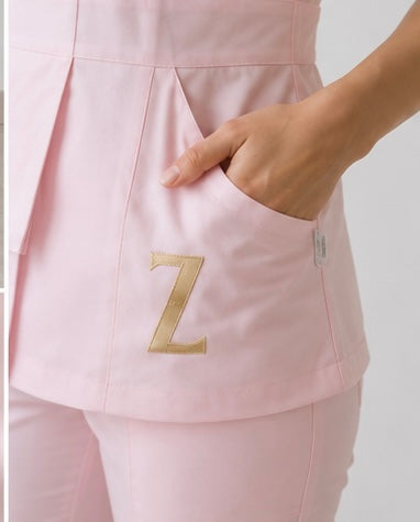 Bluză Medicală ZIBA ÉLÉGANCE | Roz Pudrat + Pantaloni Cadou