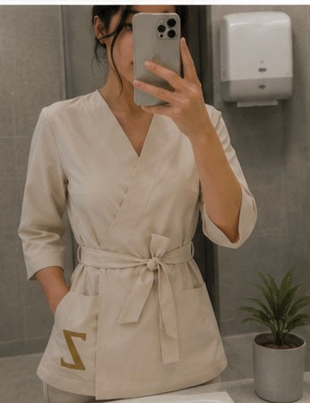 Bluză Medicală ZIBA ESSENCE | Bej + Pantaloni Cadou